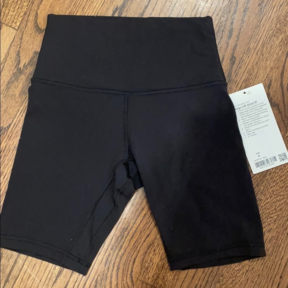 BRAND NEW SIZE 4 LULU LEMON BIKER SHORTS (8 inch)